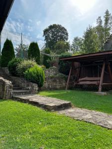 einen Garten mit einem Steinweg und einem Pavillon in der Unterkunft Zamagurský dom in Červený Kláštor