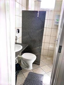 ein Bad mit einem WC und einem Waschbecken in der Unterkunft Bela vista a beira mar in Marataizes