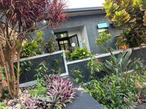 Ein Garten an der Unterkunft REBERO RESORT Ltd
