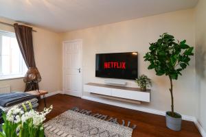 un soggiorno con una TV a schermo piatto su una parete di Amazing City Centre Home a Derby