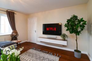 a living room with a flat screen tv on a wall at Amazing City Centre Home in Derby