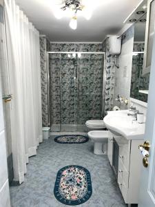 łazienka z prysznicem, toaletą i umywalką w obiekcie Bella Mbriana w mieście Castellammare di Stabia