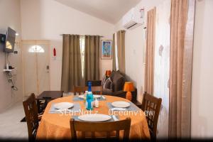 un comedor con mesa y sillas en una habitación en Oceanview Jamaica en Discovery Bay
