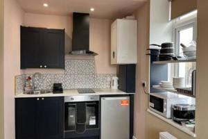 Cuina o zona de cuina de Bright small studio opposite Worthing station by Eagle Owl Property