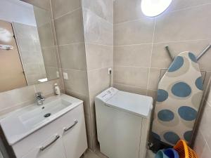 Kúpeľňa v ubytovaní Spacieux appartement avec terrasse, parking privé, et vue sur la mer - FR-1-716-37 + 7 fotografií
