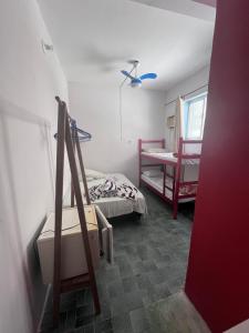 Katil dua tingkat atau katil-katil dua tingkat dalam bilik di casa de praia