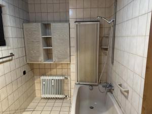 Ванна кімната в 175 qm Monteurwohnung in Bad Schönborn