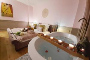 sala de estar con bañera y sofá en Luxury Suite Paris Republique en París