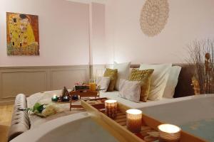 sala de estar con sofá y bañera en Luxury Suite Paris Republique en París