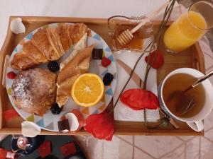 - une assiette de nourriture avec des croissants et une tasse de café dans l'établissement Luxury Suite Paris Republique, à Paris