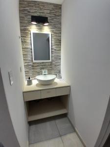 een badkamer met een wastafel en een spiegel bij Casa Nuevo Sol in Cañada La Negra