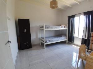 Zimmer mit einem weißen Regal und einem Fenster in der Unterkunft Casa Nuevo Sol in Cañada La Negra