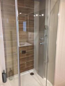 W łazience znajduje się prysznic ze szklanymi drzwiami. w obiekcie Apartments DeLuxe Center NOWY ŚWIAT w mieście Białystok