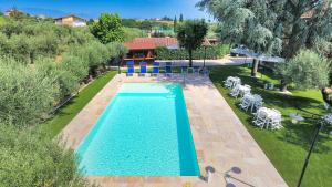 een uitzicht over een zwembad in een tuin bij B&B Casale Ansamagi Relax & Pool in Genzano di Roma