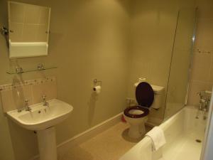 Een badkamer bij Neeld Arms