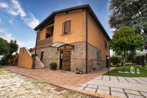 een huis met een stenen oprit ervoor bij B&B Casale Ansamagi Relax & Pool in Genzano di Roma