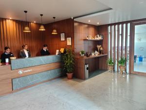 迪布鲁加尔Hotel Tree Fern的大堂,接待台有人
