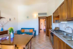 Køkken eller tekøkken på Sun and Sea LT - Piscina Condominiale - PMS CaseVacanze + 6 billeder