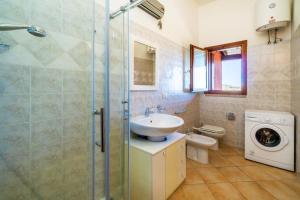 Et badeværelse på Sun and Sea LT - Piscina Condominiale - PMS CaseVacanze