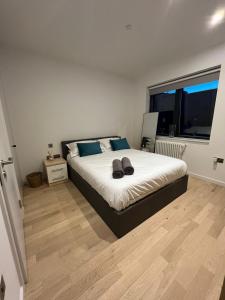 Katil atau katil-katil dalam bilik di Stylish Brentford Riverside Penthouse