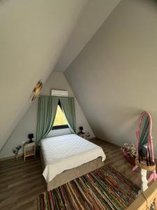 a bedroom with a bed in a attic at Ağva Bungalov Evler @lidiamare_ 