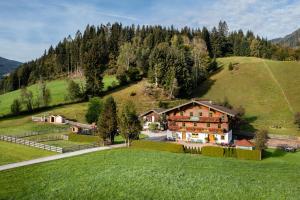 een luchtzicht op een huis op een heuvel bij Laubichlhof in Flachau