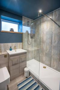bagno con vasca, lavandino e doccia di Central-1Bed Flat-Free Parking ad Aberdeen