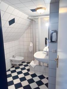 La salle de bains est pourvue d'un lavabo et de toilettes. dans l'établissement Gasthof & Buschenschank Windisch, à Gundersdorf