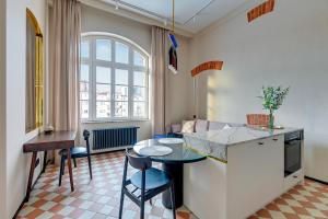 a kitchen with a table and chairs in a room at Waterlane Vintage - Fitness & Gym by Blue Mandarin in Gdańsk