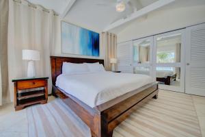 een slaapkamer met een groot bed en een raam bij Incredible Beach Front Villa! in George Town