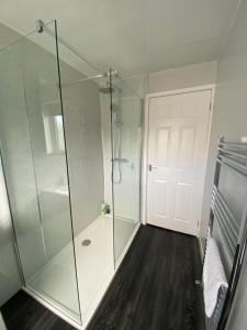 Ένα μπάνιο στο Quiet Ground Floor apartment with parking +13 φωτογραφίες