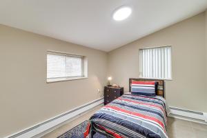 1 dormitorio con cama y ventana en Farmington Hills Vacation Rental, 20 Mi to Detroit, en Farmington Hills
