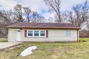 una pequeña casa blanca con techo rojo en Farmington Hills Vacation Rental, 20 Mi to Detroit, en Farmington Hills