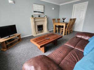 Μια τηλεόραση ή/και κέντρο ψυχαγωγίας στο Quiet Ground Floor apartment with parking