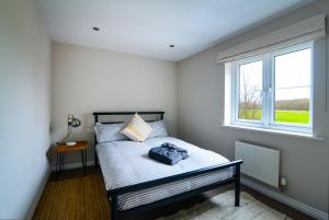 een slaapkamer met een bed en een raam bij Amazing City Centre Home in Derby