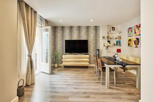 a living room with a dining table and a television at La casa de Carmen centro historico free parking aire centralizado in Cádiz