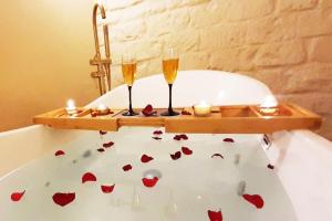 uma banheira com duas taças de champanhe e corações em Guernica Apartment Paris Montmartre em Paris