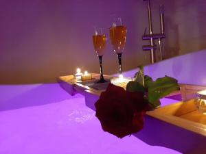 Duas taças de champanhe numa banheira com velas em Guernica Apartment Paris Montmartre em Paris