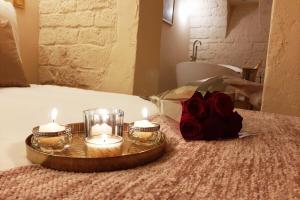 uma bandeja com velas e um ramo de rosas numa cama em Guernica Apartment Paris Montmartre em Paris