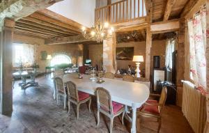 a dining room with a table and chairs at Gorgeous Home In commoy With Heated Swimming Pool in Écommoy