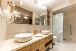 布拉提斯拉瓦的住宿－RAJ zdravia，一间带两个盥洗盆和卫生间的浴室