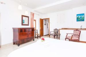 Ruang duduk di Son Llempaies, finca for 12