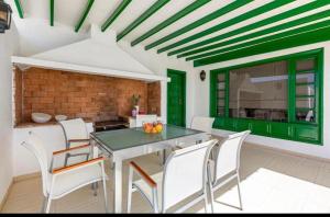 jadalnia ze stołem i białymi krzesłami w obiekcie Luxury Villa Sea Front -La Orilla w mieście Playa Honda