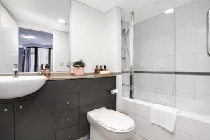Vannituba majutusasutuses LuxLiving Sydney CBD 2 BEDs Luxury Modern Apartment