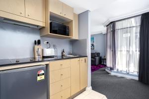 O bucătărie sau chicinetă la LuxLiving Sydney CBD 2 BEDs Luxury Modern Apartment