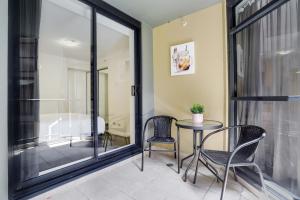 シドニーにあるLuxLiving Sydney CBD 2 BEDs Luxury Modern Apartmentのバルコニー(テーブル、椅子、バスタブ付) +8枚の写真