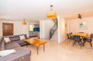 een woonkamer met een bank en een tafel bij Villa Ates in Kas