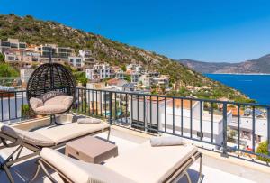 een balkon met stoelen en uitzicht op de oceaan bij Villa Ates in Kas
