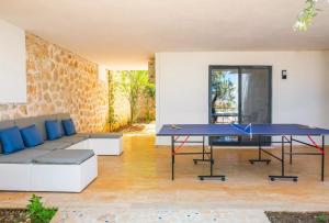 een kamer met 2 tafeltennistafels en een bank bij Villa Ates in Kas