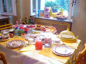 B&B Villa Liz Varese في فاريزي: طاولة مليئة بالأطباق وأوعية الطعام